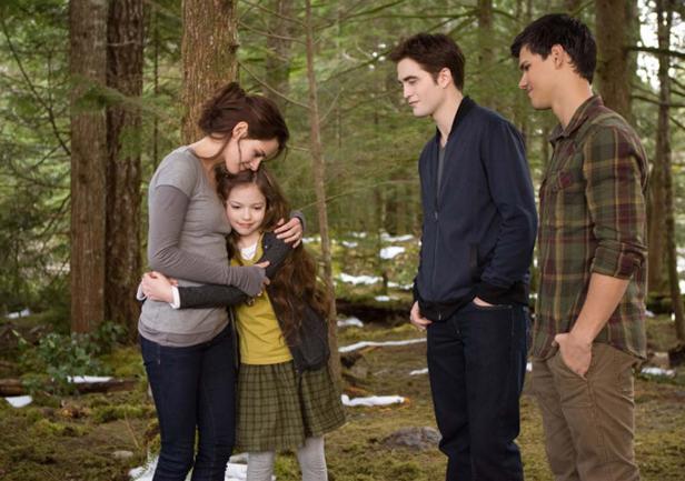 Bella umarmt Renesmee, während Edward und Jacob zusehen.