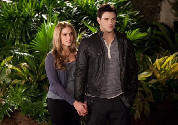 Rosalie Hale und Emmett Cullen, ein Paar aus der „Twilight“-Saga, halten Händchen.