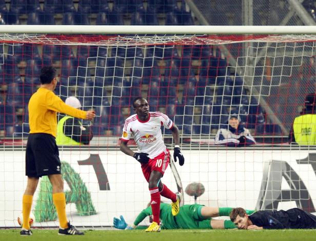 Sadio Mané jubelt nach einem Tor, während der gegnerische Torwart am Boden liegt.