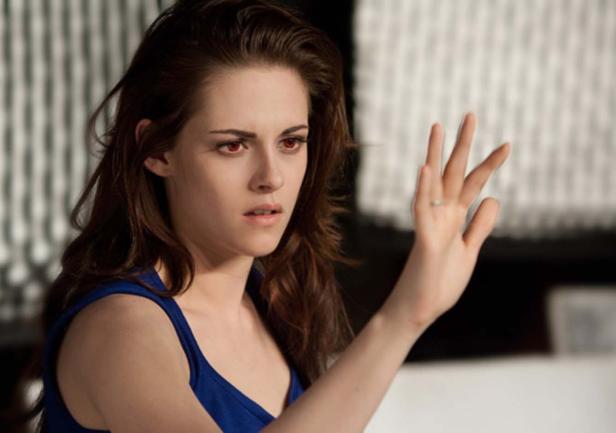 Kristen Stewart als Bella Swan mit roten Augen in „Twilight“.