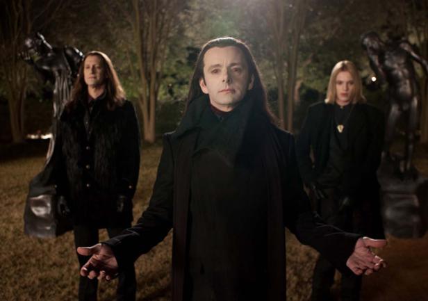 Aro, Caius und Marcus, drei Vampire aus „Twilight“, stehen im Freien.