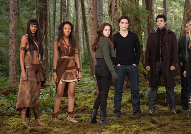 Eine Gruppe von Schauspielern am Set des Films „Twilight: Breaking Dawn – Biss zum Ende der Nacht, Teil 1“.