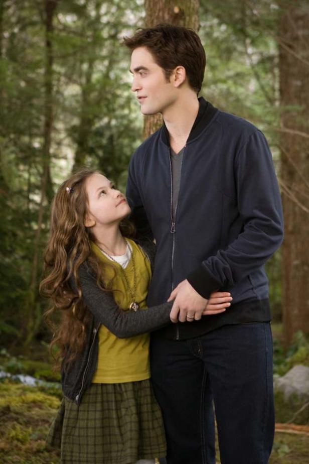Robert Pattinson mit Mackenzie Foy als Renesmee im Film „Twilight: Breaking Dawn – Part 2“.