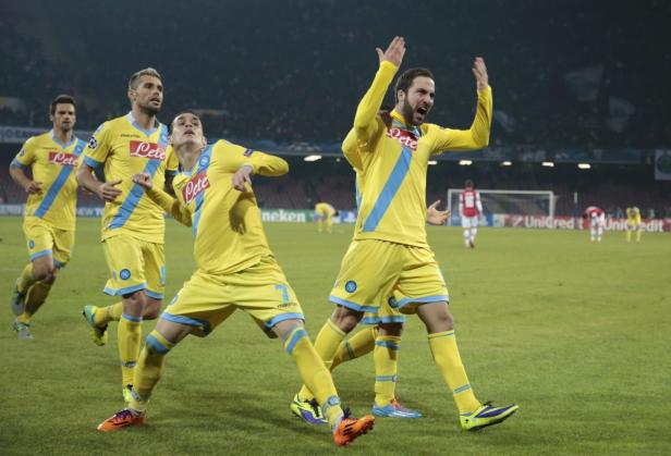 Mehrere Fußballspieler in gelb-blauen Trikots jubeln auf dem Spielfeld.