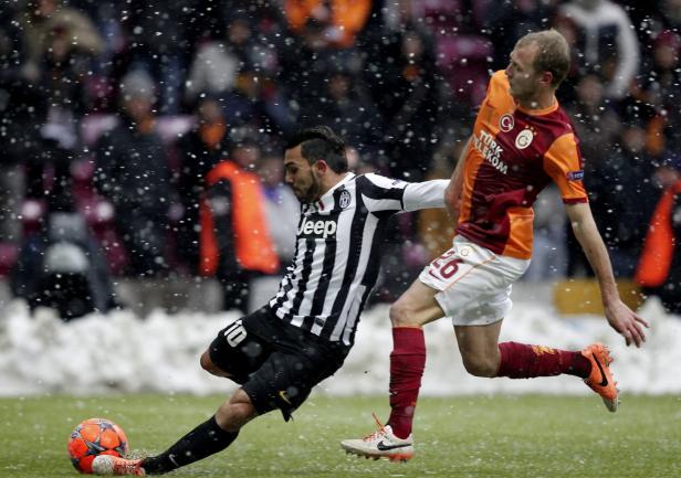 Ein Fußballspiel im Schnee zwischen Juventus Turin und Galatasaray Istanbul.