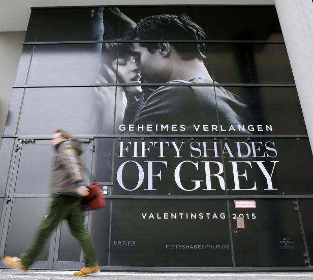 A pedestrian walks past advertisment for film 'Fif "Fifty Shades of Grey"-Regisseurin bestätigt Fortsetzungen