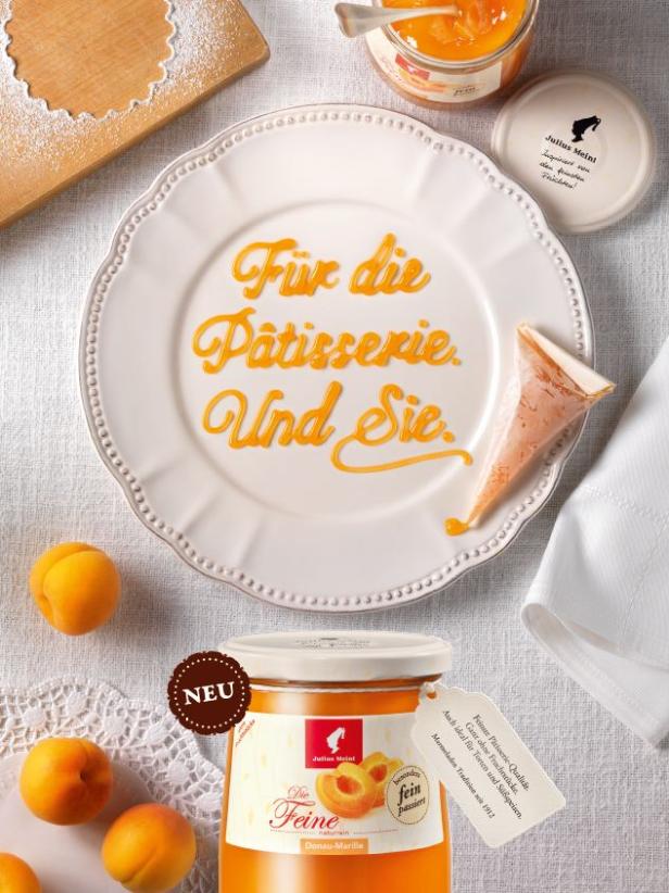 Ein Teller mit der Aufschrift „Für die Pâtisserie. Und Sie.“ und Gläsern mit Julius Meinl Marmelade.