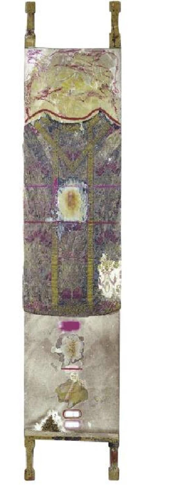 Ein beschädigtes, rechteckiges Wandbild mit floralen und geometrischen Mustern.