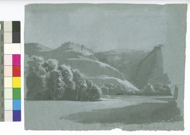 Eine Bleistiftzeichnung einer hügeligen Landschaft mit Bäumen und einem Gewässer.