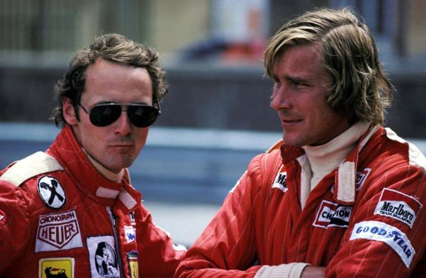 Niki Lauda und James Hunt in ihren Rennanzügen.