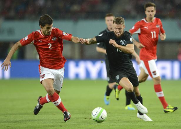 Fußballspieler kämpfen um den Ball während eines Spiels zwischen Österreich und Irland.