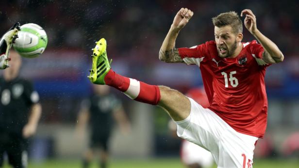 Ein österreichischer Fußballspieler schießt einen Ball.