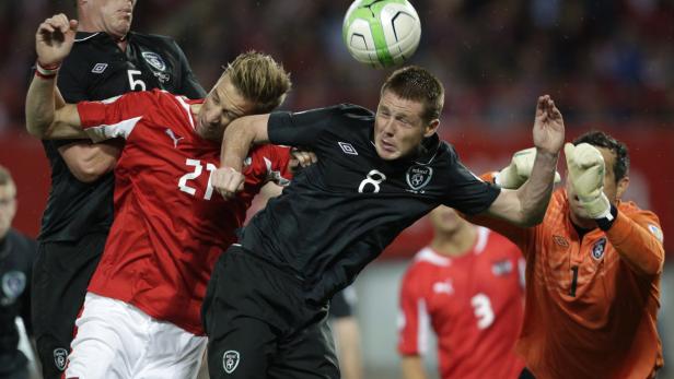 Fußballspieler kämpfen um den Ball während eines Spiels.