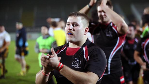 Ein Rugby-Spieler von Rugby Austria klatscht auf dem Spielfeld in die Hände.