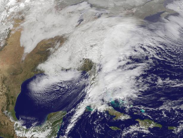 Eine Satellitenansicht einer Wolkenformation über dem Golf von Mexiko und der Ostküste der USA.