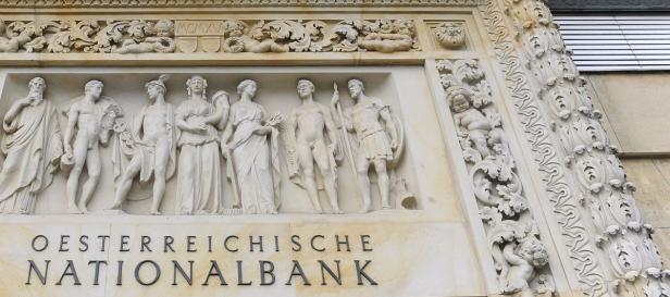Die Fassade der Oesterreichischen Nationalbank mit Skulpturen und dem Schriftzug des Namens.