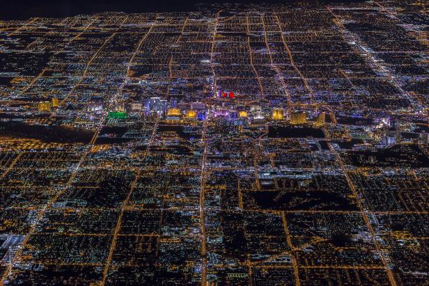 Nachtsicht auf die hell erleuchtete Stadt Las Vegas.