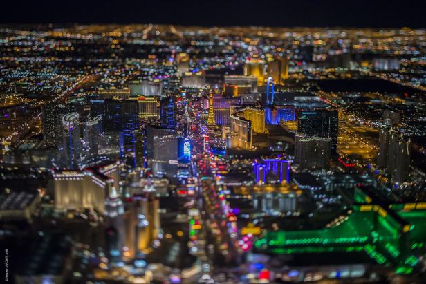 Nachtsicht auf den hell erleuchteten Las Vegas Strip.