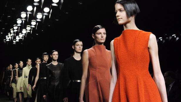 Models präsentieren Kleidung auf einer Modenschau.