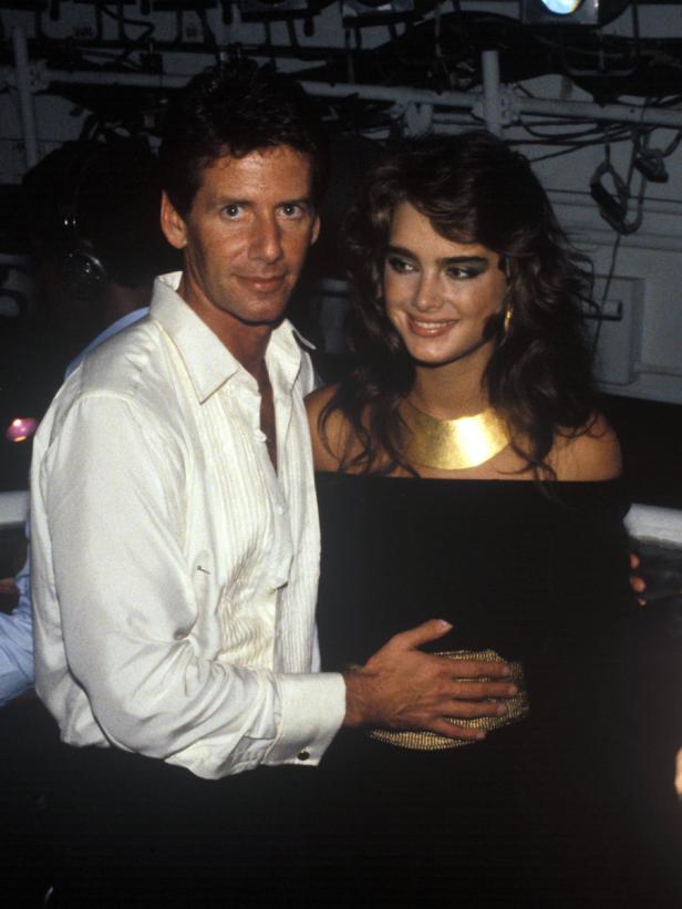 Calvin Klein und Brooke Shields posieren zusammen für ein Foto.