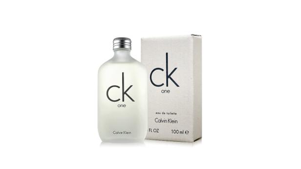 Eine Flasche und die Verpackung von „CK One“ Eau de Toilette von Calvin Klein.