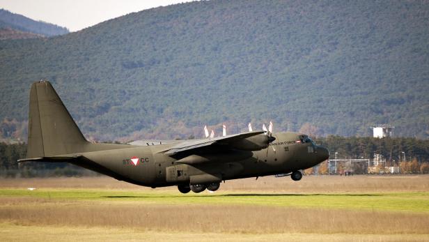 Ein Militärflugzeug der österreichischen Luftwaffe startet auf einer Landebahn.