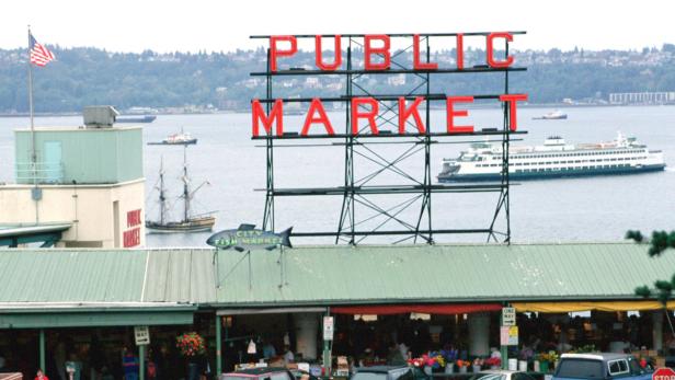 Blick auf den Pike Place Market in Seattle mit der Elliott Bay im Hintergrund.