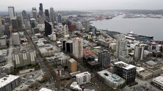 Luftaufnahme der Skyline von Seattle mit Blick auf das Wasser.