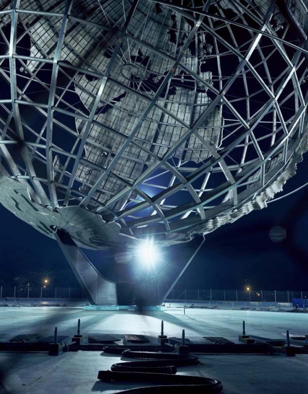 Die Unisphere, eine stählerne Weltkugel, steht nachts im Flushing Meadows Corona Park, New York.