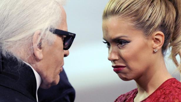 Karl Lagerfeld im Gespräch mit einer Frau.