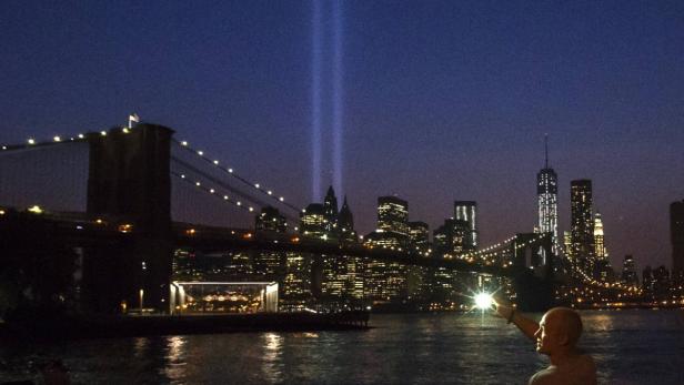 Die Skyline von New York mit der Brooklyn Bridge und den „Tribute in Light“-Strahlen im Hintergrund.