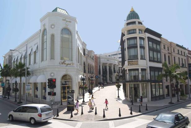 Blick auf die luxuriöse Einkaufsstraße Rodeo Drive in Beverly Hills, Kalifornien.