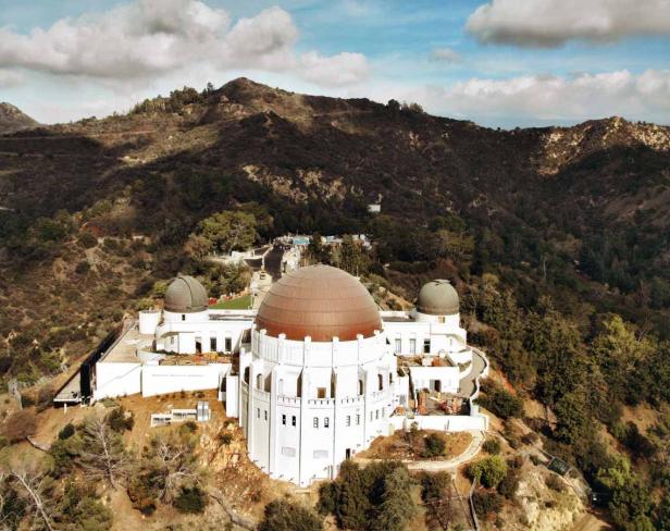Das Griffith Observatory thront auf einem Hügel mit Blick auf die Stadt Los Angeles.