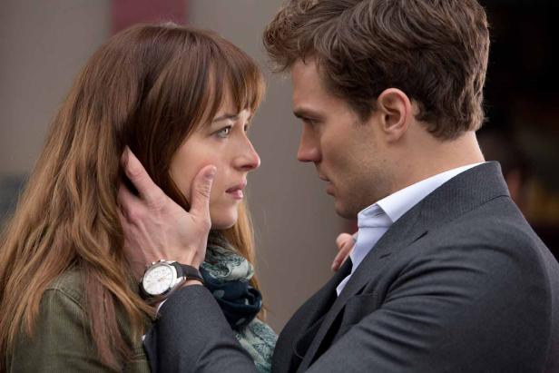 Dakota Johnson und Jamie Dornan in einer Szene aus „Fifty Shades of Grey“.