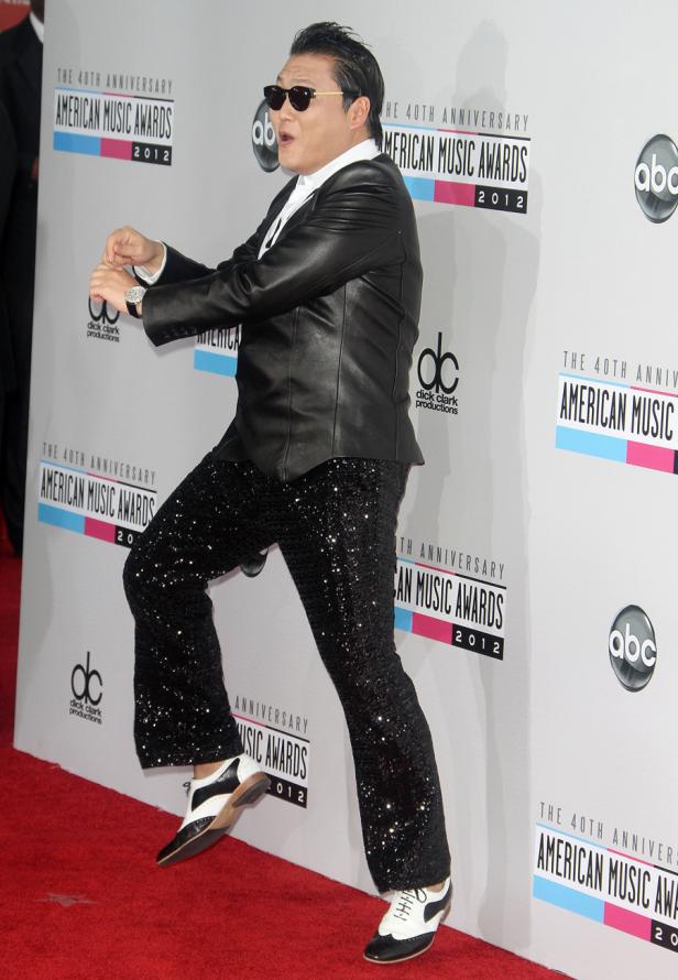 Der südkoreanische Sänger Psy tanzt auf dem roten Teppich der American Music Awards 2012.