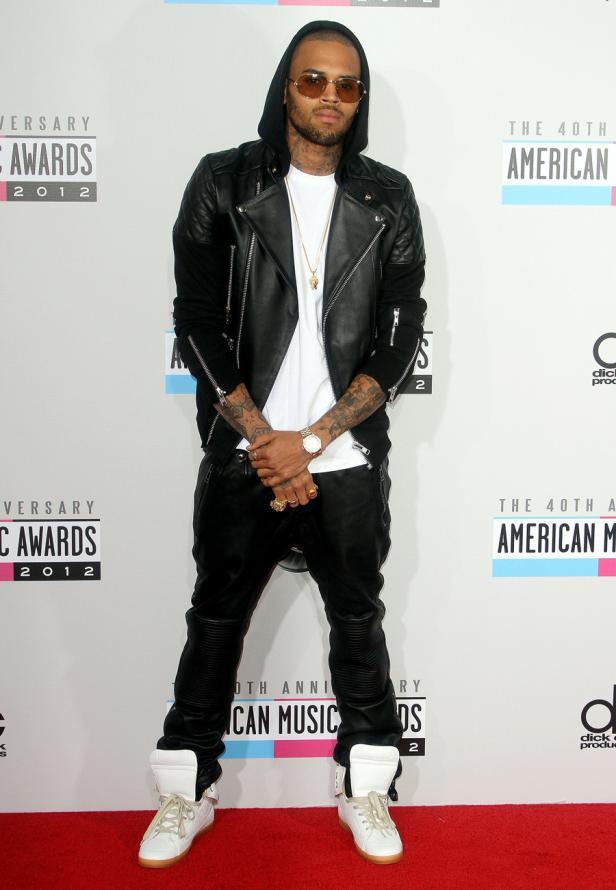 Chris Brown posiert auf dem roten Teppich bei den American Music Awards 2012.