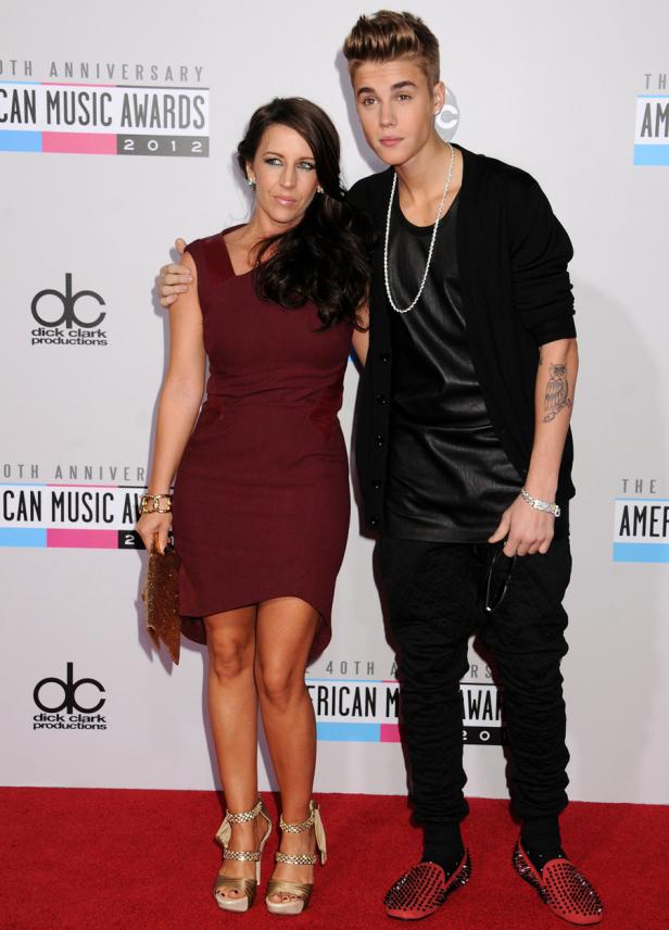Justin Bieber posiert mit seiner Mutter Pattie Mallette bei den American Music Awards 2012.