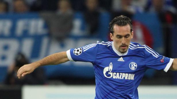 Ein Fußballspieler im blauen Trikot des FC Schalke 04.