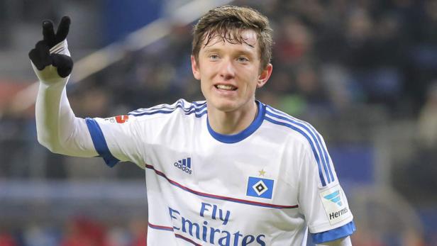 Ein Fußballspieler des Hamburger SV zeigt das Victory-Zeichen.