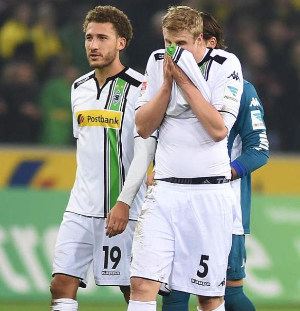 Zwei Fußballspieler von Borussia Mönchengladbach wirken nachdenklich.