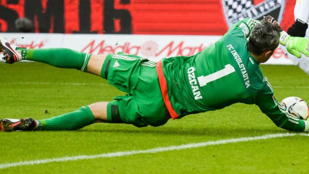Torwart Özcan von FC Ingolstadt 04 hechtet nach dem Ball.