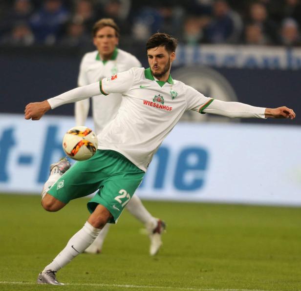 Ein Fußballspieler von Werder Bremen schießt den Ball.