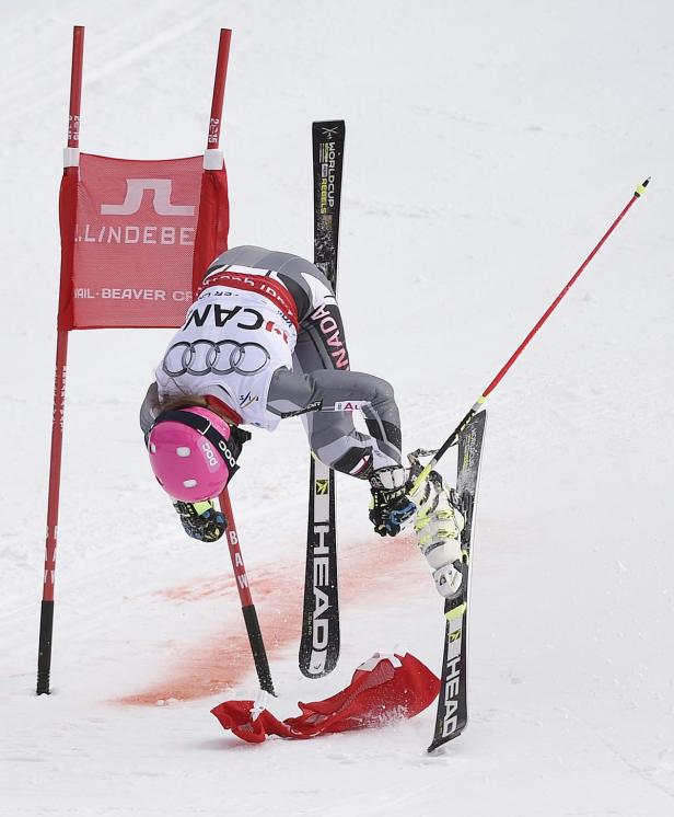 Eine Skirennläuferin stürzt während eines Rennens auf der Piste.