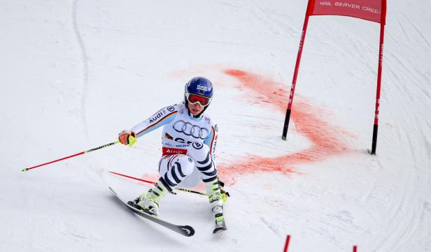 Eine Skirennläuferin fährt einen Slalomkurs in Vail-Beaver Creek hinunter.