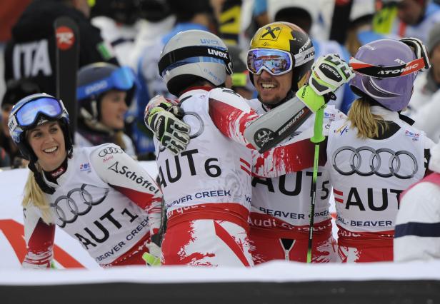 Österreichische Skirennläufer umarmen sich nach einem Rennen.