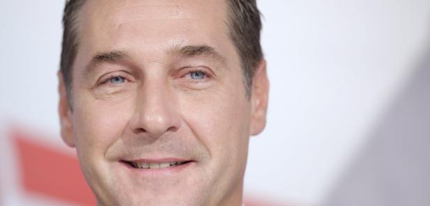 Nahaufnahme eines lächelnden Mannes mit hellblauen Augen.