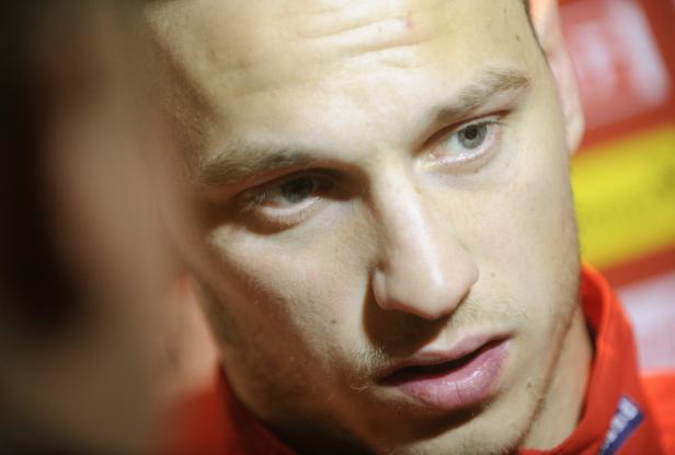 Nahaufnahme des Gesichts eines Mannes mit blonden Haaren und Bartstoppeln.
