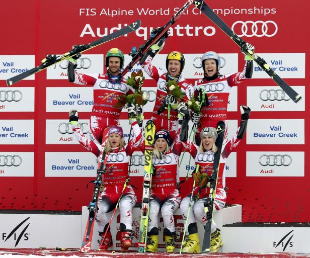 Österreichische Skirennläufer feiern bei der FIS Alpinen Skiweltmeisterschaft.