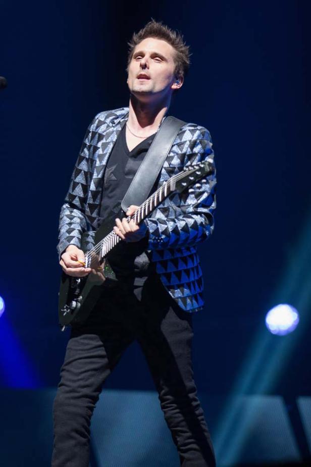 Matthew Bellamy, Sänger der Band Muse, spielt Gitarre auf der Bühne.