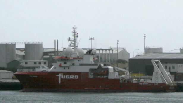 Ein Schiff der Firma Fugro liegt im Hafen.